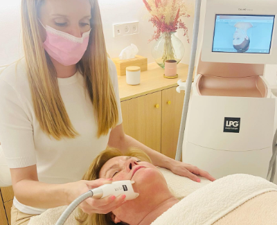 Mujer aplicando tratamiento facial
